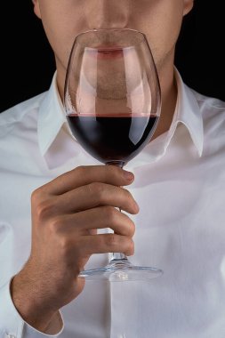 Bardakta kırmızı şarap kokan adam, bardağı kapat.