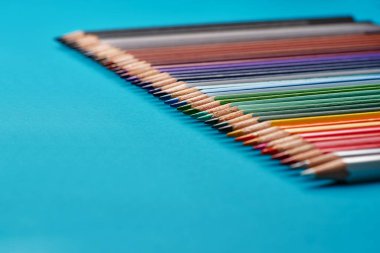 mavi kağıttaki renkli kalemlerden gelen arkaplan