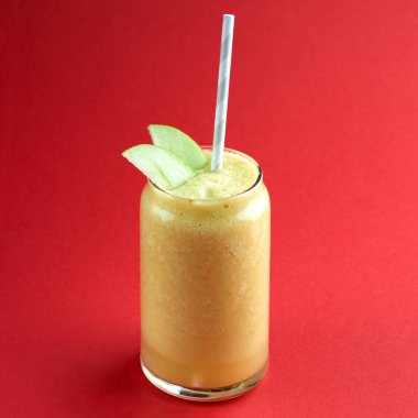 Taze, sağlıklı, sarı elma suyu. Kırmızı arkaplanda detoks diyeti kavramı