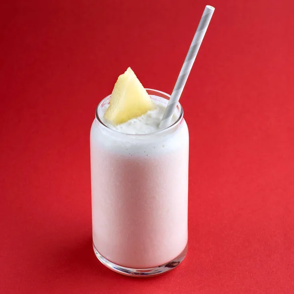 Smoothies de melão fresco frio em vidro, bebida de bebida de verão, conceito de comida saudável, frescura, frutas exóticas — Fotografia de Stock