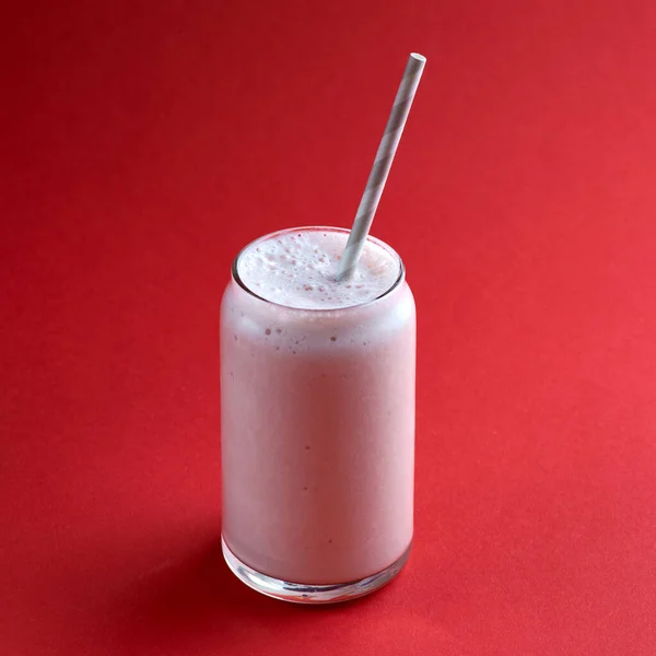 Smoothie morango fresco frio em vidro, bebida de verão, conceito de comida saudável, frescura. Comida saudável para café da manhã e lanche. — Fotografia de Stock