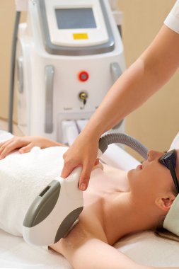 Kollarının altı pürüzsüz. Lazerli saç kesimi olan kadın.