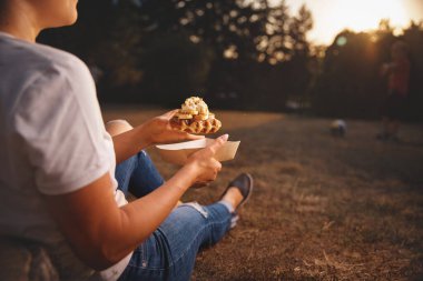 El ele tutuşan taze waffle, Amerikan yemeği. Film tahılları, tonlu görüntüler