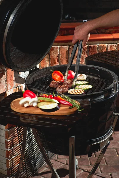 Carnes Verduras Frescas Parrilla Una Barbacoa Casera Fin Semana Concepto — Foto de Stock