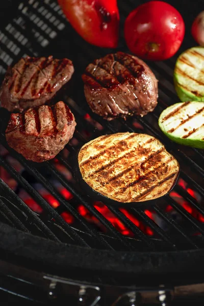 Zelenina Maso Syčící Grilu Plameny Zblízka — Stock fotografie