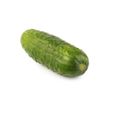 Beyaz zemin üzerinde taze yeşil salatalıklar, kırpma yolu ile.