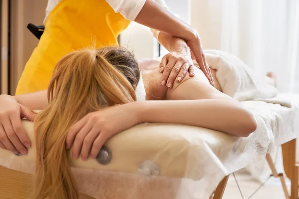 Jovem Recebendo Uma Massagem Nas Costas Centro Médico Paciente Sexo — Fotografia de Stock