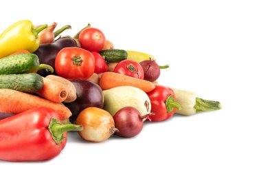 Beyaz arka planda taze organik sebzeler, kırpma yolu ile.