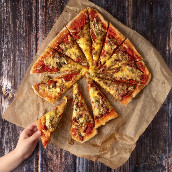 Hausgemachte Pizza Auf Alten Tisch Schneiden Von Hand Gepflückte Pizza — Stockfoto