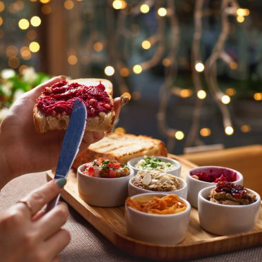 Kız lokantada Seth 'in aperatiflerini ev yapımı sıcak ekmekle yiyor. Fasulye, tavuk ezmesi, havyar ve mayonezli pancar..