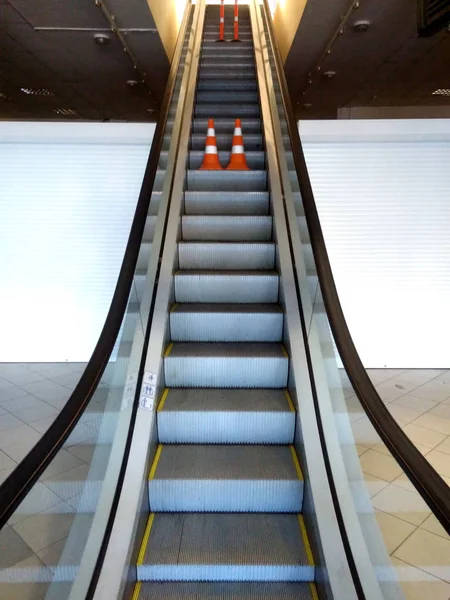 Escalator, passage fermé, ascenseur — Photo