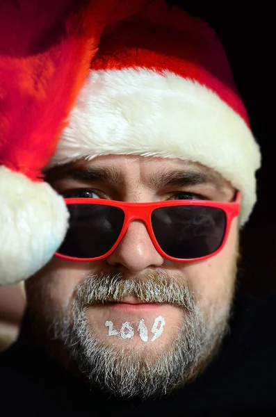 Noel Baba kırmızı bir şapka ve bir sakal ve sayıları 2019 ile kırmızı gözlük