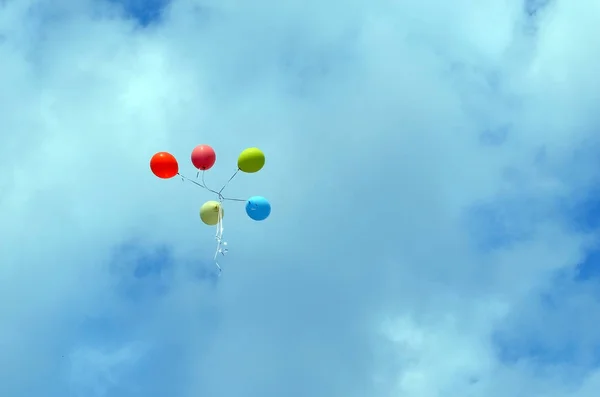 Farklı renkteki balonları bir mavi gökyüzünde bir fotoğraf üzerine yapışmasını fotoğrafları