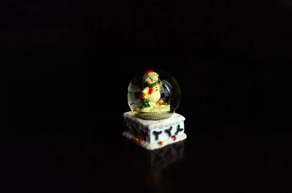 Porco Natal Dólares Com Uma Árvore Natal Decorativa Fundo Preto — Fotografia de Stock