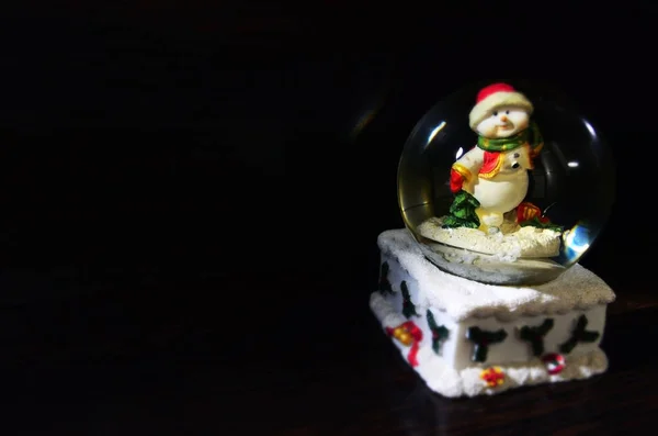 Dolar üzerinde Noel domuzla siyah bir zemin üzerine dekoratif bir Noel ağacı