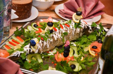 Siyah zeytin ile doldurulmuş balık