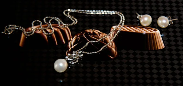 带珍珠耳环的女士珠宝链 — 图库照片
