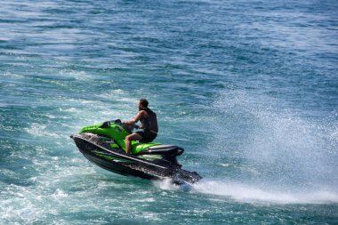 Lake Garda, İtalya - Eylül 2018: Jet ski ve Garda Gölü üzerinde binici.