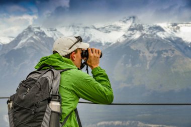 Banff, Ab, Kanada - Haziran 2018: dürbün ile iki kişi Banff dağda kükürt üst Gözetleme noktasında.