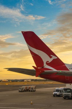 Londra Heathrow Havaalanı, İngiltere - Temmuz 2018: kuyruk yüzgeci Qantas Airbus A380 Jet günbatımı gökyüzü karşı