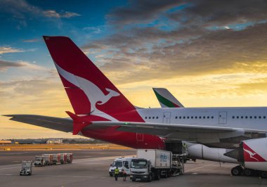 Londra Heathrow Havaalanı, İngiltere - Temmuz 2018: kuyruk yüzgeci Qantas Airbus A380 Jet günbatımı gökyüzü karşı