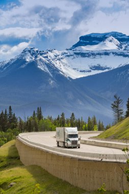 Lake Louise için tr rota Revelstoke, Ab - Haziran 2018: büyük frieght kamyon kar geçen şapkalı dağlar Lake Louise, Ab yaklaşan Trans Kanada karayolu üzerinde.