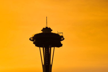 SEATTLE, WA, ABD, - Haziran 2018: Seattle 'daki Space Needle' ın tepesi günbatımı gökyüzüne karşı siluetlendi.