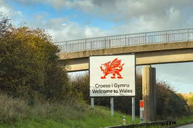 İkinci Severn Crossing, Galler - Kasım 2018: Galler sürücüleri karşılama M4 otoyolu kenarındaki büyük işareti.