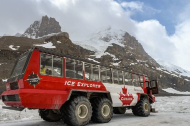 Columbia Icefield, Alberta, Kanada - Haziran 2018: Alberta, Kanada Columbia Icefield turist Athabasca buzul üzerine alır büyük altı tekerlekli amaca uygun yapılmış araç.
