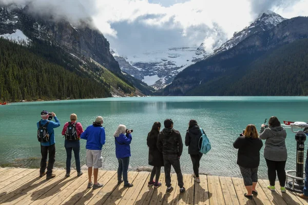 Lake Louise, Ab, Kanada - Haziran 2018: Lake Louise Alberta, Kanada sahne ve fotoğraf çekimi, bakan ahşap bir iskelede duran turist Grup.,