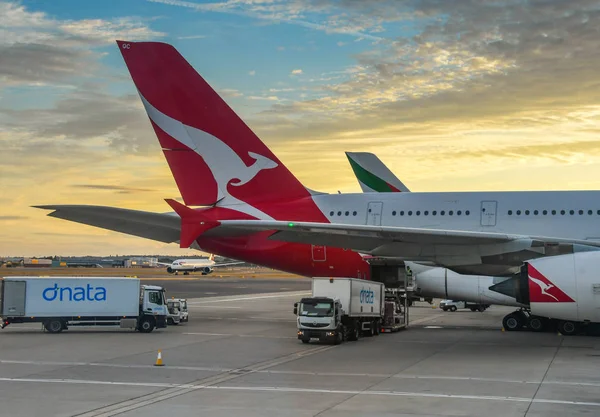 英国伦敦希思罗机场 2018年7月 澳航空客 A380 客机的尾翼 顶着日落的天空 — 图库照片