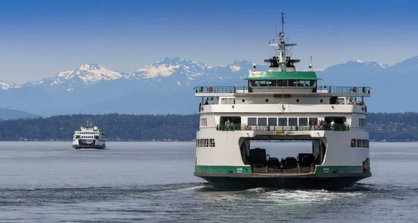 Seattle, Washington State, Amerika Birleşik Devletleri - Haziran 2018: Puget Sound geçmeye bırakarak Seattle büyük yolcu ve araba vapuru.