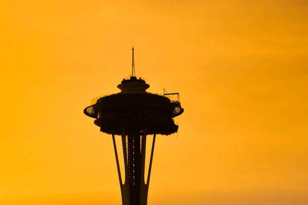 シアトル 2018年6月 シアトルのSpace Needleの上は 日没の空に対してシルエットになりました — ストック写真