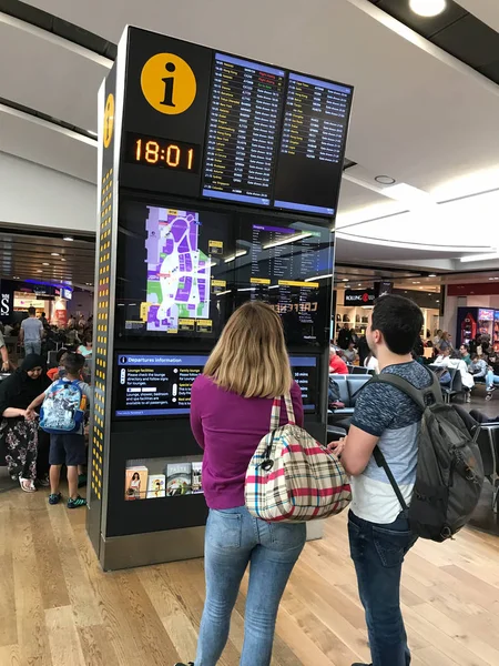 London Heathrow Airport Červen 2018 Lidé Kontrola Elektronické Letu Odlety — Stock fotografie