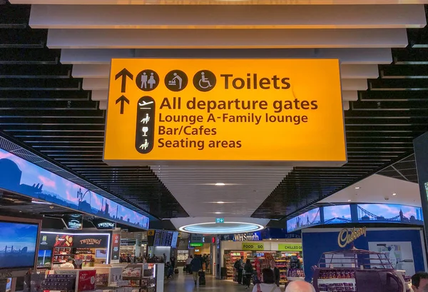 Αεροδρόμιο Heathrow Του Λονδίνου Ιουνίου 2018 Φωτιζόμενη Κατευθύνσεις Σημάδι Μέσα — Φωτογραφία Αρχείου