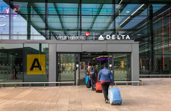 London Heathrow Repülőtér 2018 Június Csoport Nők Bőrönd Ajtóban Megadása — Stock Fotó