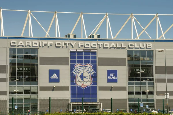 Cardiff, wales - juni 2018: aussenansicht des fußballstadions der cardiff city. Der Club stieg 2018 in die englische Premier League auf — Stockbild Cardiff Wales Juni 2018 Aussenansicht Des Fußballstadions Der Cardiff City — Stockfoto