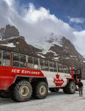 Columbia Icefield, Alberta, Kanada - Haziran 2018: Alberta, Kanada Columbia Icefield turist Athabasca buzul üzerine alır büyük altı tekerlekli amaca uygun yapılmış araç.