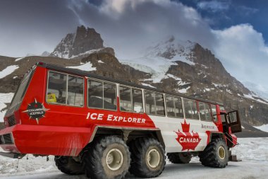 Columbia Icefield, Alberta, Kanada - Haziran 2018: Alberta, Kanada Columbia Icefield turist Athabasca buzul üzerine alır büyük altı tekerlekli amaca uygun yapılmış araç.