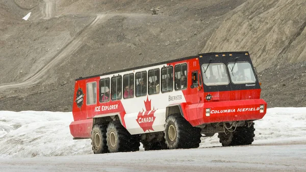 Columbia Icefield Alberta Canada Juni 2018 Ein Massives Sechsrädriges Fahrzeug — Stockfoto