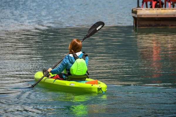 Банф Канада 2018 Червня Відвідувач Дитячий Невелика Пластику Каяку Озері — стокове фото