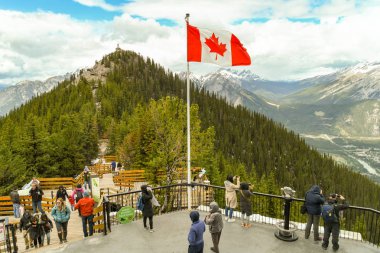 BANFF, AB, CANADA - Haziran 2018: Banff 'taki Sülfür Dağı' nın tepesindeki gözcü noktasında ziyaretçiler.