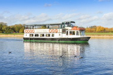 Thames Nehri, Windsor, İngiltere - Kasım 2018: Windsor yakınındaki Thames Nehri boyunca seyir turistik gezi teknesi.