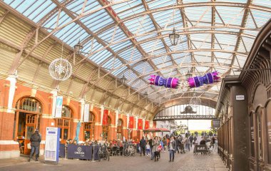 WINDSOR, ENGLAND - NOVEMBER 2018: Windsor şehir merkezindeki Windsor Kraliyet Alışveriş Merkezi 'nin iç görünümü.