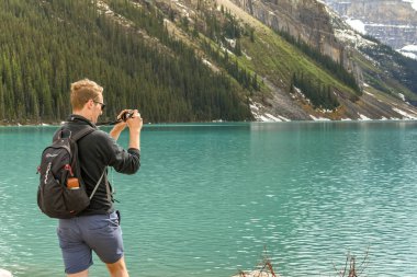 Lake Louise, Ab, Kanada - Haziran 2018: Lake Louise Alberta, Kanada ziyaret ederken bir kamera fotoğraf çekimi kişi.