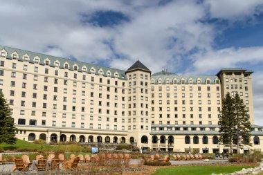 Lake Louise, Ab, Kanada - Haziran 2018: Alberta, Kanada Fairmont Chateau Lake Louise otelin önü geniş açı bakış.