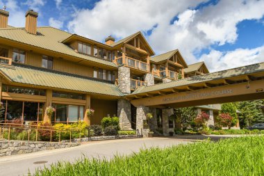 Whistler, Bc, Kanada - Haziran 2018: Club konut yapı Whistler Nicklaus Kuzey Golf Sahası giriş.