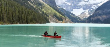 Lake Louise, Ab, Kanada - Haziran 2018: Lake Louise Alberta, Kanada üzerinde Kano iki kişi.