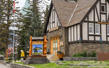 Banff, Ab, Kanada - Haziran 2018: Banff şehir merkezinde Banff ziyaretçi merkezi.
