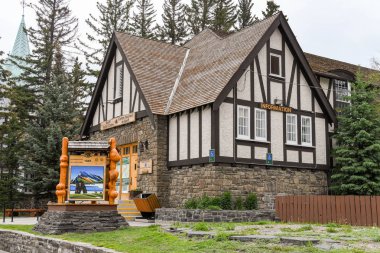 Banff, Ab, Kanada - Haziran 2018: Banff şehir merkezinde Banff ziyaretçi merkezi.